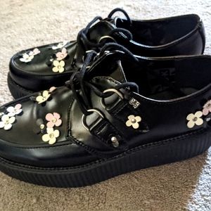 Size 9 floral detail TUK